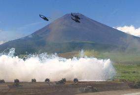 (3)GSDF holds massive drills near Mt. Fuji